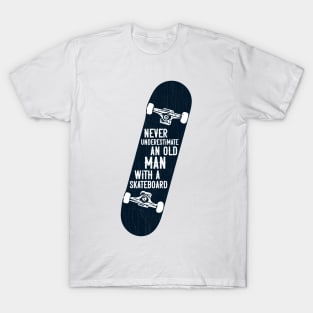 Mens Never underestimate an old man with a skateboard gift design T-Shirt